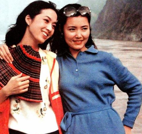 不堪其扰的龚雪于是决定与丈夫移居美国,这一走就是20年.
