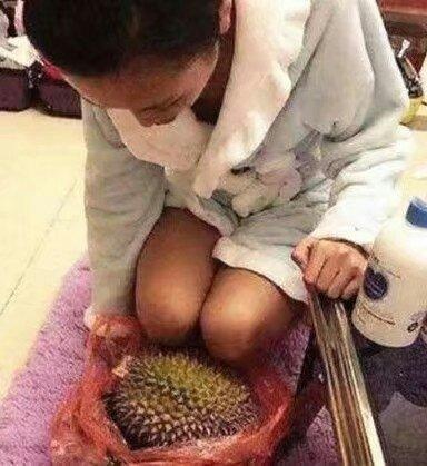 小伙子,你是不是不想混了,这么美的姑娘也让跪榴莲
