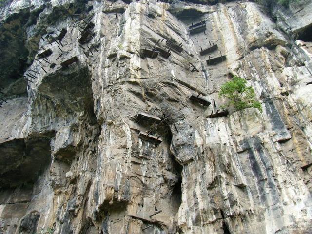 僰人悬棺 僰人悬棺主要集中在宜宾市珙县麻塘坝和苏麻湾两地,现已