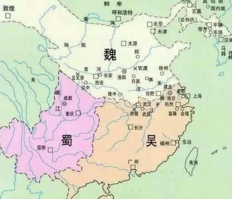 从这张地图可以看到,刘备的地盘明显强于东吴,而且蜀汉拥有荆州和汉中