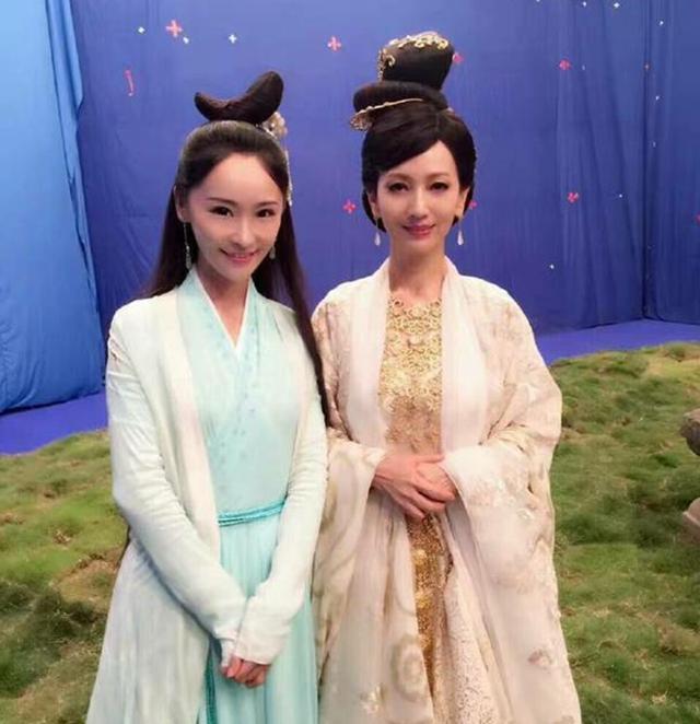 这是《天乩之白蛇传说》中部分杀青剧照,在剧中赵雅芝饰演白蛇的师傅骊山老母。不说实话63岁的赵雅芝穿上古装可比在剧中扮演小青的女二号李曼有仙气的多。 此前这部戏在开拍时,网友就质疑杨紫演的白蛇,只能说,谁看谁知道呢~