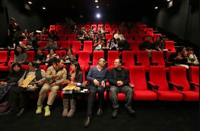 大家在进去放映厅之后就会发现,不管是哪里的电影院,他们的座位以及