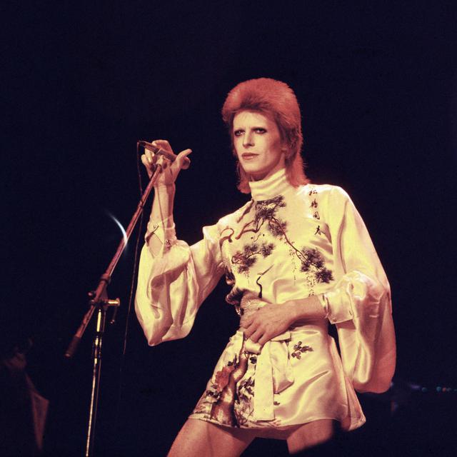 在 ziggy stardust / aladdin sane 演唱会上,着超短连衣裙.