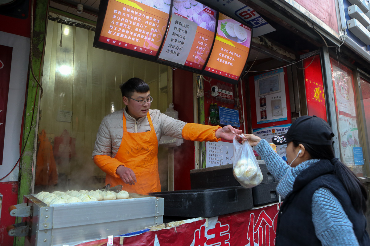 大学生卖包子三年开80家店 如今买房买车!