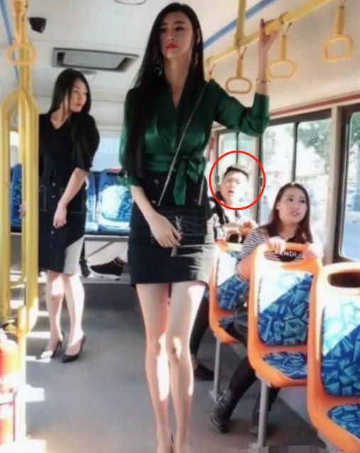 在公交车上偶遇2米高的美女,当她起身,网友:压力好大