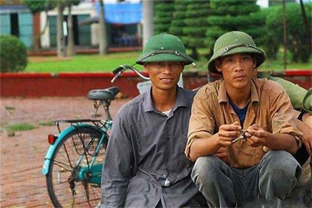 原来在越南,男人们佩戴"绿帽子"会被人们认为是一种时尚,男人不带