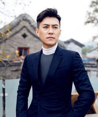 年轻时候的靳东和现在判若两人,事实证明男人越老越帅
