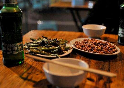 夏天喝酒经常吃这3种下酒菜,吃越多对身体健康影响就越大