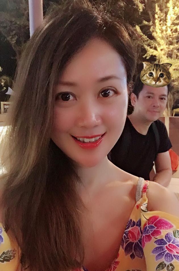 梁小冰晒沙滩美照,身着吊带裙如18岁少女,难怪陈嘉辉