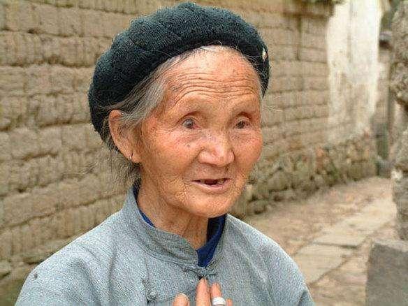 贫穷老太太拿出半年积蓄救下流浪儿,流浪儿改变她生活
