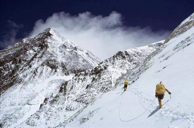 登珠穆朗玛峰时, 为什么遇见有人摔倒了千万别扶?