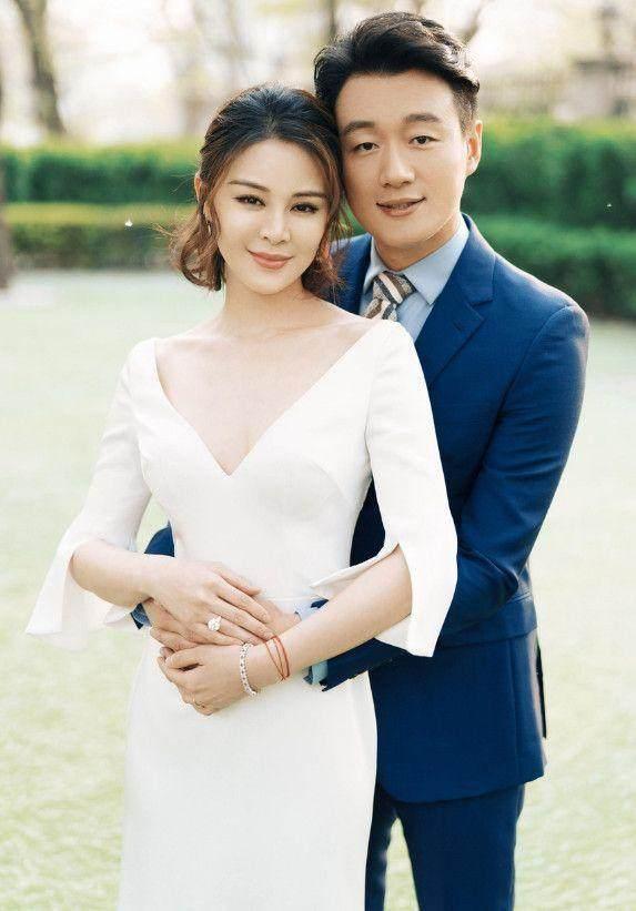 佟大为关悦结婚10周年纪念照,罕见一家五口合照全家福