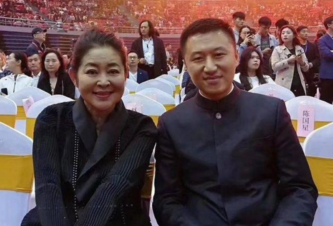 倪萍近照曝光,身着黑色长袍,不畏惧素颜出镜!