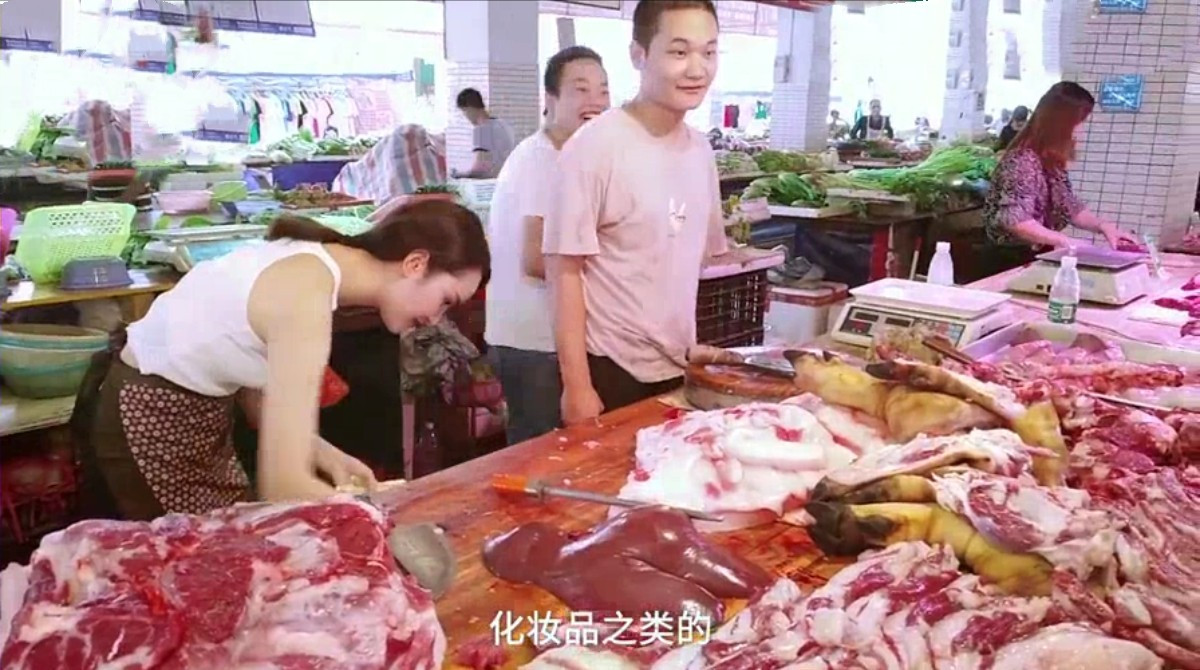 美女辞职摆摊卖猪肉,绝美容颜让人过目不忘被称为猪肉西施