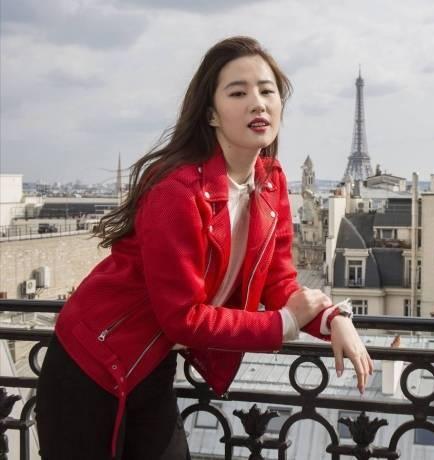 刘亦菲穿红色皮衣放飞自我红唇卷发散发女人味