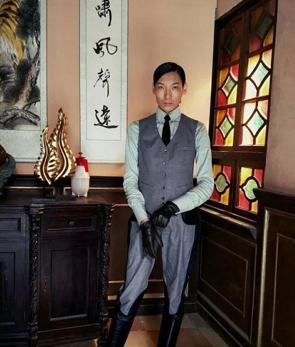 现在贺勋凭借在《前任3》中短短的几分钟镜头得到了关注,自己也感到