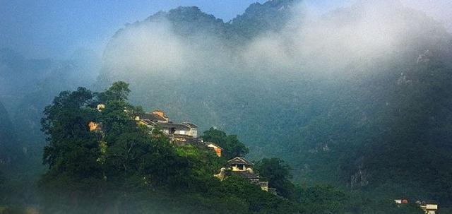 青城山 青城洞府又称"宝仙丸室之天",位于四川都江堰的青城山,周回二