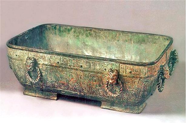 祖先捡得一个铜盆,用来洗澡三年,子孙无偿上交,如今价值100亿
