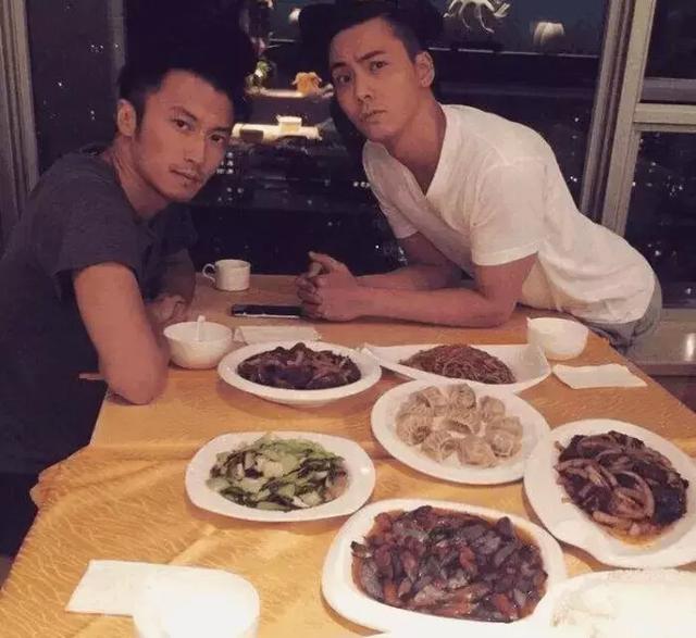 谢霆锋的颜值真的被低估了!当红小鲜肉和素颜的他合照都被比下去