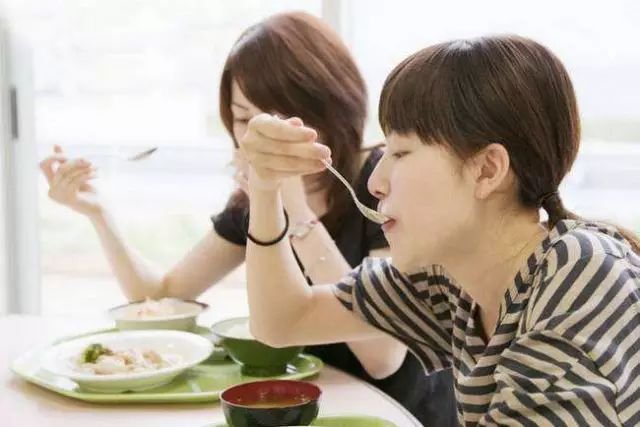 7,吃饭姿势不对