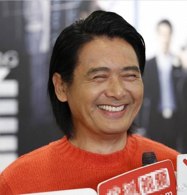 周润发与妻子同框亮相,发哥笑容慈祥又温暖,63岁的他