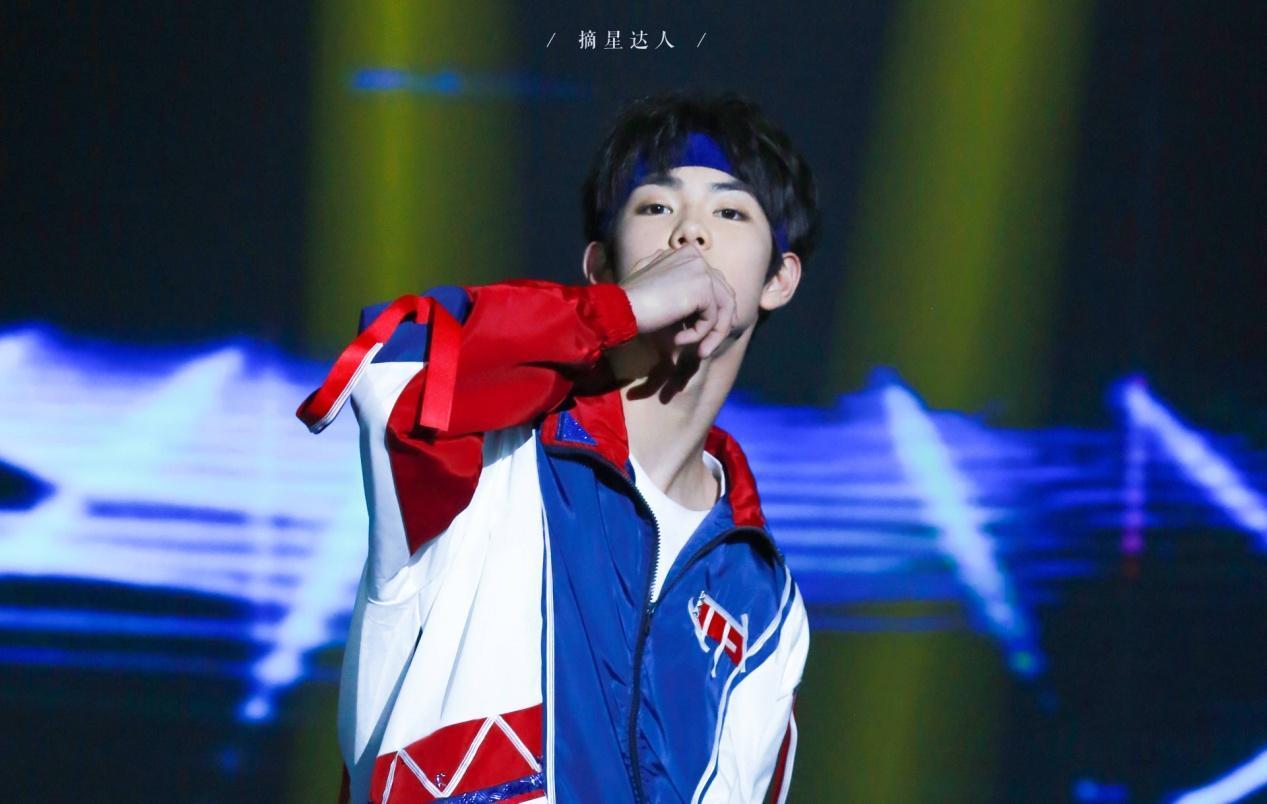 陈玺达,2004年的小男生,身高一米八,以前是粉丝心中的"小奶狗""小狼狗