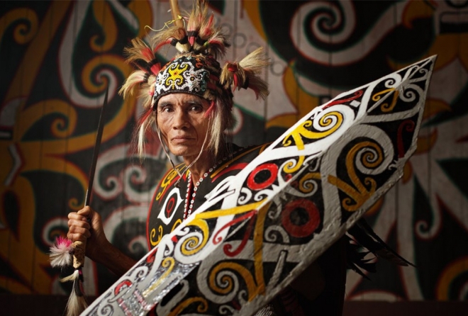 她们是印尼达雅族人,这个土著民族有个特点,年纪大的老人基本都戴着数