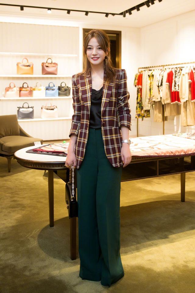 赵薇晒近照,装扮干练气质尽显,又美回来了!