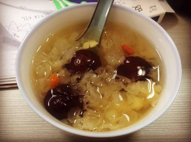 女性喝银耳汤美容,助减肥,可喝隔夜的银耳,会亚硝酸盐中毒吗?