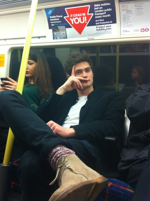 就算坐地铁也随处可见千种风情的英国帅哥型男