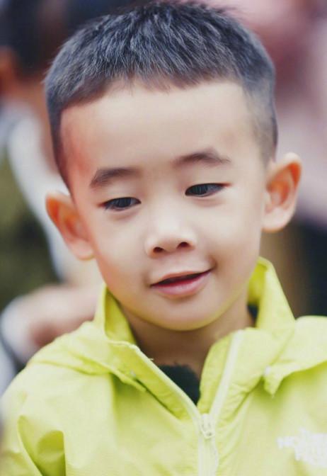 4岁小小春性格软萌不像陈小春?那你肯定没有注意这些