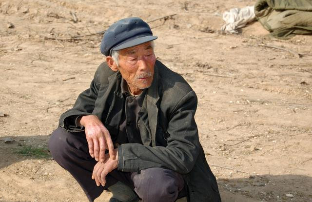 农村娃放学,路遇老汉扭到脚无人扶,他毅然扶起了老汉