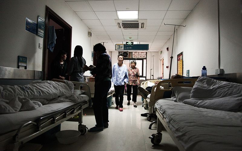 在报道中有这样的故事,45岁的脑瘤患者赵先生曾在北京的协和医院进行