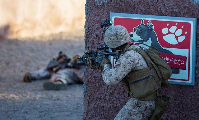 美国士兵训练更加贴近实战,参与了众多现代战争,毕竟美国天天在打仗