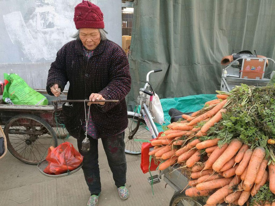 孫奶奶把秤桿稱的老高.鄉村人真樸實.