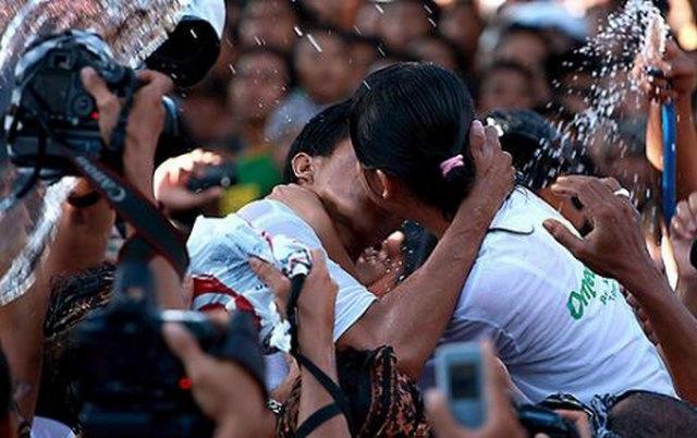 竟然还有疯狂索吻节,单身狗有福气了