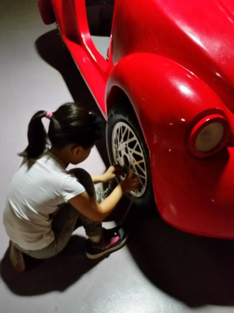 刘涛女儿修车中
