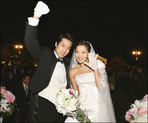 2009年5月23日举行婚礼的李善均和全慧珍 权相佑和孙泰英 沈银河和