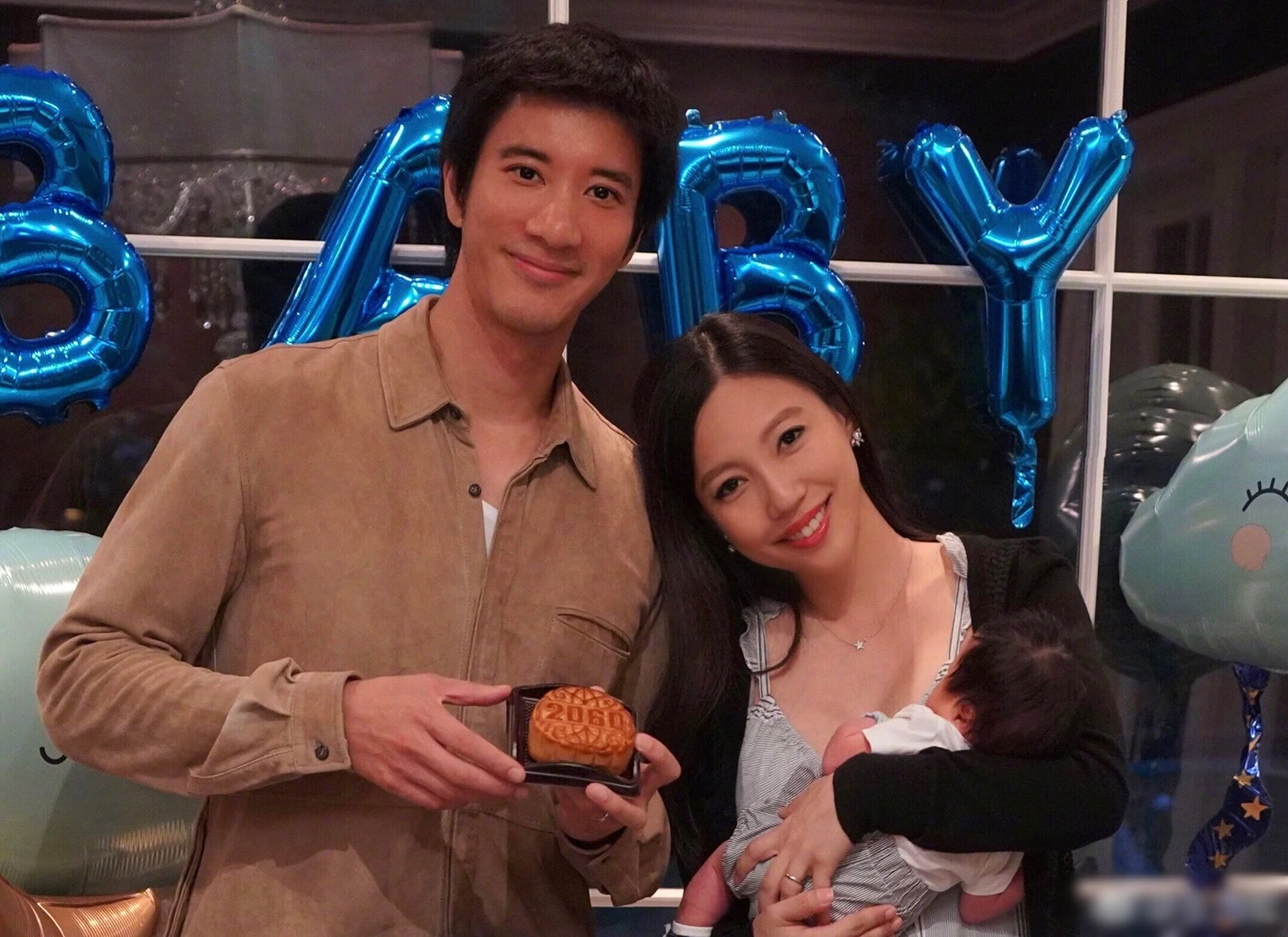 王力宏曬與老婆恩愛照慶祝結婚5週年,並表白李靚蕾:愛征服一切