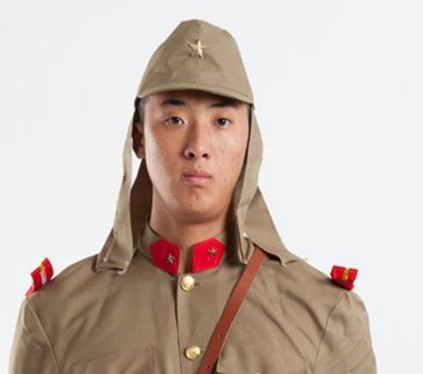 日本鬼子军帽后面为何有三片布帘?真相打死你也不信