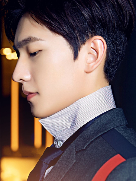 男演员,五官属于清秀挂的,虽说是单眼皮,但却很有辨识度,鼻子也生得