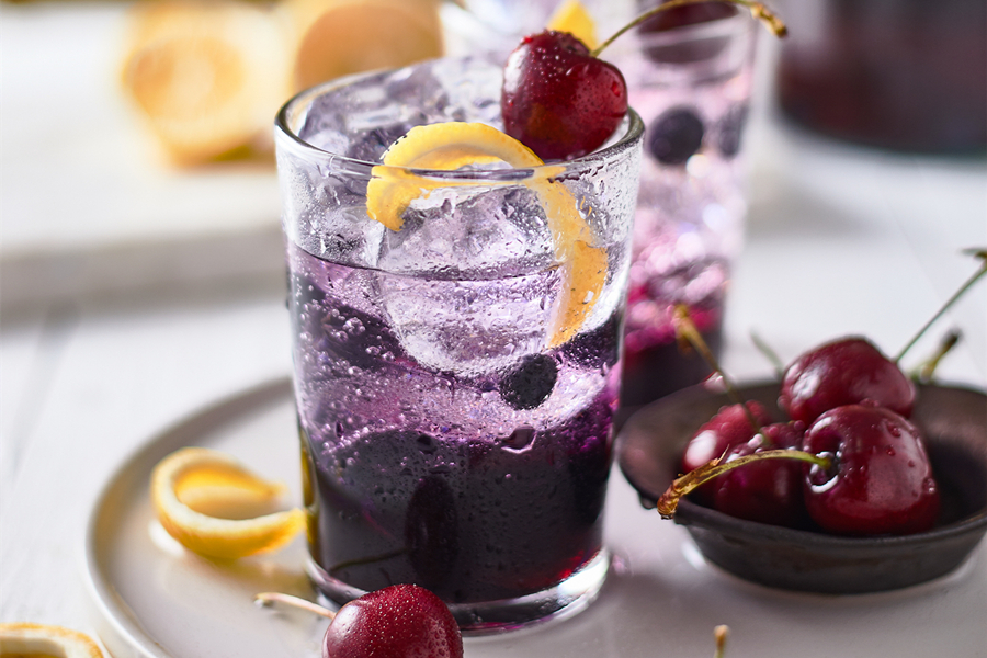 可以在饮品中加入西米,椰果等小料,也可以将雪碧换成气泡水或者养乐多