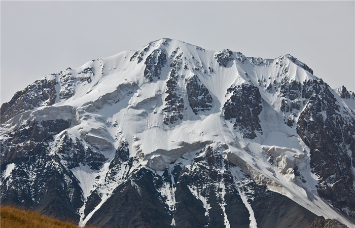 天山山系总体上呈东西走向,绵延超过2500千米,是世界