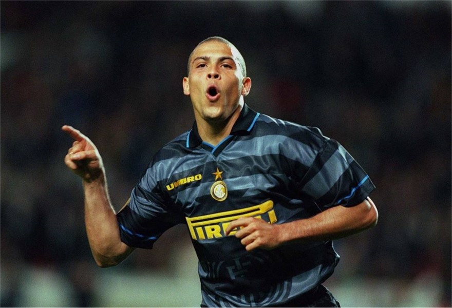 罗纳尔多的"甩马尾"过人是一种角度和身体倾斜较小,轻轻晃身便可快速