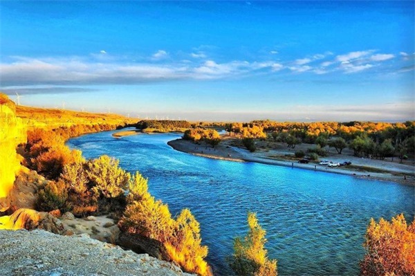 我国唯一一条自东向西流的河流,它的名字叫做额尔齐斯河,发源于我国