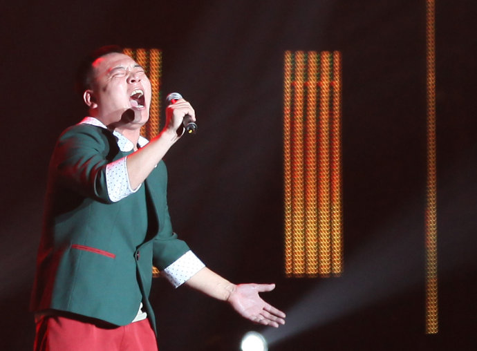 在一次二人转演员来他们村表演的时候,田娃哼