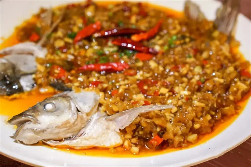 如果说辣椒炒肉,剁椒鱼头是经典的江西菜,那油浸鱼则是笑里藏刀的