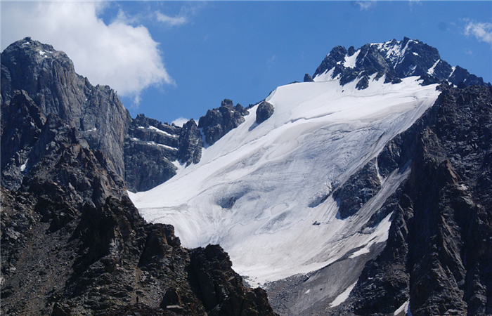 由于天山山系的存在,把我国新疆分隔成了"南疆"和"