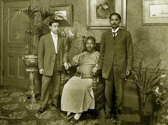 康有为是个十足的保皇派,他反对革命进步思想,就这样一位顽固的封建