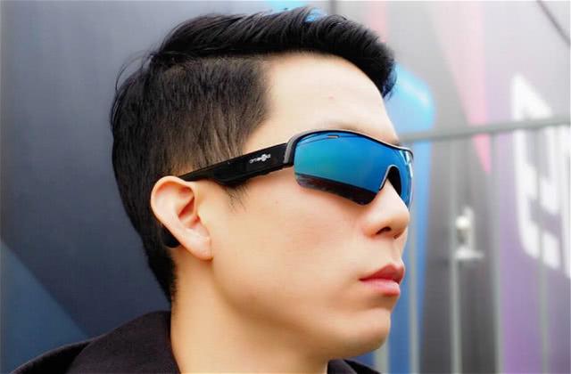 不用耳机也能随时听歌?新型骨传导眼镜,体积不大功能却很齐全